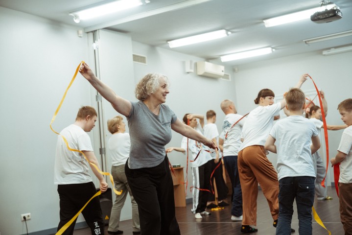 Laikmetīgā teātra darbnīca, lekcija un publiska prezentācija iekļaušanas veicināšanai ar Biruti Baņevičuti, vietējiem skatuves māksliniekiem, bērniem 